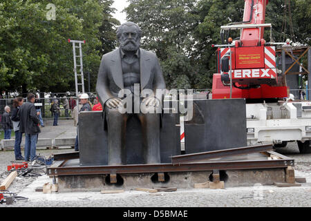 Eine Bronze-Skulptur von Karl Marx bleibt eigenständig nach eine angrenzende Statue von Friedrich Engels wurde mit einem Kran in Berlin, Deutschland, 7. September 2010 entfernt. Die Statuen sind Lagerung bis 2017 bezog, während eine neuen u-Bahn-Linie in der sind gebaut ist. Foto: XAMAX Stockfoto