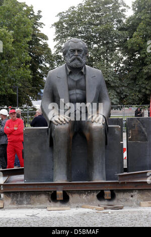 Eine Bronze-Skulptur von Karl Marx bleibt eigenständig nach eine angrenzende Statue von Friedrich Engels wurde mit einem Kran in Berlin, Deutschland, 7. September 2010 entfernt. Die Statuen sind Lagerung bis 2017 bezog, während eine neuen u-Bahn-Linie in der sind gebaut ist. Foto: XAMAX Stockfoto