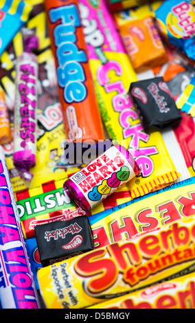 Bunt sortiert Kinder Retro-Süßigkeiten und Bonbons Stockfoto