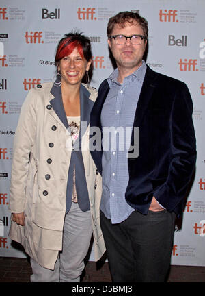 Schauspieler Rainn Wilson und seiner Frau Urlaub Reinhorn besuchen die Premiere von "Super" während des Toronto International Film Festival 2010 im Hotel Hyatt Regency in Toronto, Kanada, 10. September 2010. Foto: Hubert Boesl Stockfoto