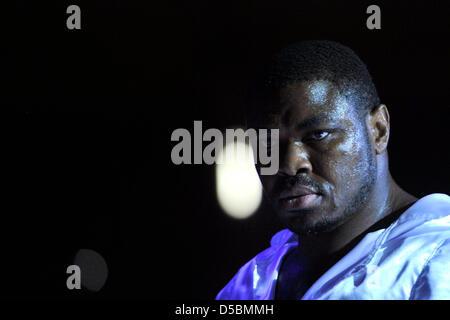 Samuel Peter aus Nigeria steht im Boxring während des Kampfes gegen ukrainische Boxer Wladimir Klitschko in der Commerzbank-Arena in Frankfurt am Main, Deutschland, 11. September 2010. Mit einer Niederlage durch einen technischen k.o. in der zehnten Runde verteidigte Klitschko seinen Titel als World Champion der IBF, WBO und IBO. Foto: Marius Becker Stockfoto