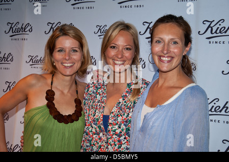 Angela Finger-Erben und Miriam Lange Roberta Bieling bei Kiehl's Charity Vernissage in der Arty Farty Gallery. Köln, Deutschland- Stockfoto