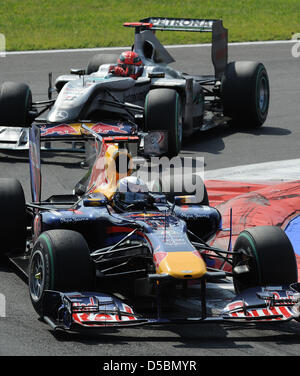 Deutschen Fahrer Sebastian Vettel von Red Bull fährt vor deutschen Fahrer Michael Schumacher Mercedes GP während der 2010 Formel Eins italienischen Grand Prix auf dem Autodromo Nazionale in Monza, Italien, 12. September 2010. Foto: Peter Steffen Stockfoto