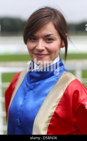 Diane Willems bei einem Fototermin für die TV-soap "Verbotene Liebe" auf einer Galopprennbahn (Pferderennbahn). Köln, Deutschland- Stockfoto