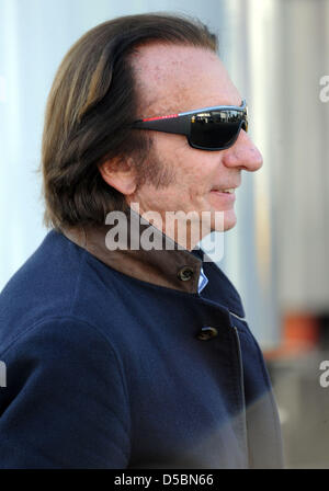 Ehemalige Formel 1 Welt Champion brasilianische Fahrer Emerson Fittipaldi Spaziergänge durch das Fahrerlager beim Grand Prix von Italien auf dem Autodromo Nazionale Rennen verfolgen in Monza, Italien, 12. September 2010. Foto: Peter Steffen Stockfoto