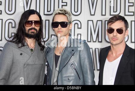 (L-R) Tomo Milicevic, Jared Leto und Shannon Leto von 30 Seconds To Mars besuchen der 2010 MTV Video Music Awards im Nokia Theatre in Los Angeles, USA, 12. September 2010. Foto: Hubert Boesl Stockfoto