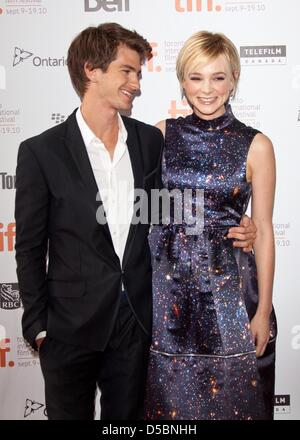 Schauspieler Andrew Garfield und Schauspielerin Carey Mulligan besuchen die Premiere von "Never Let Me Go" während der 2010 Toronto International Film Festival im Ryerson Theatre in Toronto, Kanada, 11. September 2010. Foto: Hubert Boesl Stockfoto