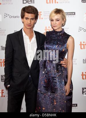 Schauspieler Andrew Garfield und Schauspielerin Carey Mulligan besuchen die Premiere von "Never Let Me Go" während der 2010 Toronto International Film Festival im Ryerson Theatre in Toronto, Kanada, 11. September 2010. Foto: Hubert Boesl Stockfoto