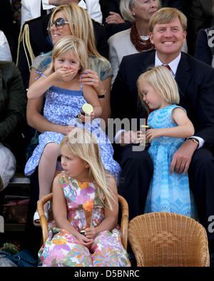 (oben L, R) Kronprinzessin Maxima, Prinzessin Alexia, Kronprinz Willem-Alexander, Prinzessin Amalia und Prinzessin Ariane (unten) besuchen das Ernte-Festival "Fruitcorso" in Tiel, Niederlande, 11. September 2010. Foto: Albert Nieboer/Royal Presse Europa Niederlande, Stockfoto