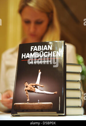 Kopien der Autobiografie des Deutschen Turner Fabian Hambüchen sind bei der Buchpräsentation in Berlin, Deutschland, 13. September 2010 aufgereiht. Enthüllungen über die 22-Year-Old Liebesleben haben einen Aufruhr in den pat Wochen verursacht. Foto: RAINER JENSEN Stockfoto