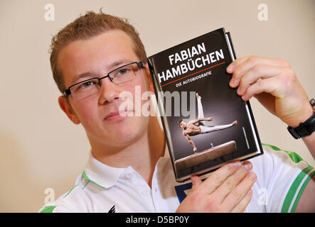Deutsche Turner Fabian Hambüchen holt eine Kopie seiner Autobiographie bei der Buchpräsentation in Berlin, Deutschland, 13. September 2010. Enthüllungen über die 22-Year-Old Liebesleben haben einen Aufruhr in den pat Wochen verursacht. Foto: RAINER JENSEN Stockfoto