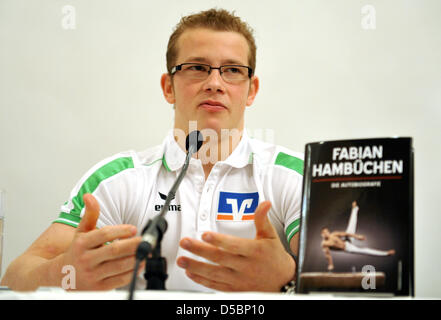 Deutsche Turner Fabian Hambüchen spricht über seine Autobiographie bei der Buchpräsentation in Berlin, Deutschland, 13. September 2010. Enthüllungen über die 22-Year-Old Liebesleben haben einen Aufruhr in den pat Wochen verursacht. Foto: RAINER JENSEN Stockfoto