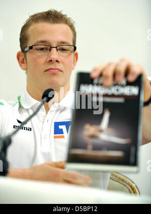 Deutsche Turner Fabian Hambüchen spricht über seine Autobiographie bei der Buchpräsentation in Berlin, Deutschland, 13. September 2010. Enthüllungen über die 22-Year-Old Liebesleben haben einen Aufruhr in den pat Wochen verursacht. Foto: RAINER JENSEN Stockfoto