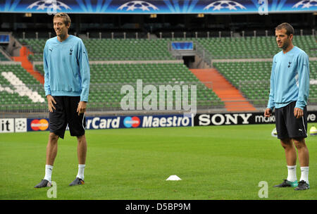 Rafael van der Vaart (R) und Peter Crouch trainieren mit Tottenham Hotspur in Bremen, Deutschland, 13. September 2010. Auf 14 Reprisen 2010 steht Tottenham Werder Bremen auf dessen eigenem Territorium. Foto: Carmen Jaspersen Dpa/lni Stockfoto