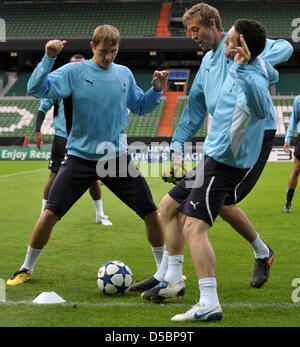 Peter Crouch (C), Roman Pawljutschenko (L) und David Bentley (R) trainieren mit Tottenham Hotspur in Bremen, Deutschland, 13. September 2010. Auf 14 Reprisen 2010 steht Tottenham Werder Bremen auf dessen eigenem Territorium. Foto: Carmen Jaspersen Stockfoto