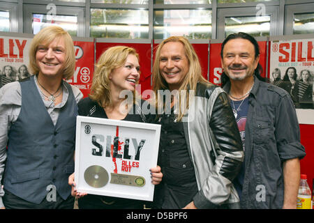 Die Mitglieder der Deutschrock Band Silly, (L-R) Keyboarder, die Sängerin Anna Loos, Gitarrist Uwe Hassbecker, Ritchie Barton und Bassist Jackie Reznicek während einer Pressekonferenz in Magdeburg, Deutschland, 14. September 2010 lächelte. Die Band, die sehr populär in der DDR war vertreten Bundesland Sachsen-Anhalt in der deutschen Bundesvision Song Contest 2010. Der musikalische Wettbewerb 16 Erregertypen Stockfoto