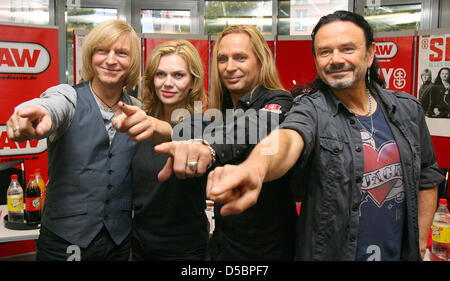 Die Mitglieder der Deutschrock Band Silly, (L-R) Keyboarder, die Sängerin Anna Loos, Gitarrist Uwe Hassbecker, Ritchie Barton und Bassist Jackie Reznicek während einer Pressekonferenz in Magdeburg, Deutschland, 14. September 2010 lächelte. Die Band, die sehr populär in der DDR war vertreten Bundesland Sachsen-Anhalt in der deutschen Bundesvision Song Contest 2010. Der musikalische Wettbewerb 16 Erregertypen Stockfoto