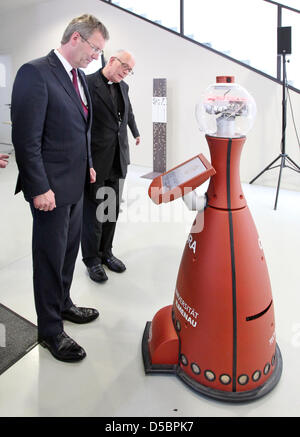 Deutsche Präsident Christian Wulff (L) und Archbishop Jean-Claude Perisset (C), Apostolischer Nuntius in Deutschland, Roboter Cora (R) am Fraunhofer-Institut für digitale Medien Technologie (IDMT) in Ilmenau, Deutschland, 14. September 2010 begrüßen. Herr Wulff ist eine erste Tour durch alle Bundesländer und derzeit das Land Thüringen besuchen. Foto: JAN WOITAS Stockfoto