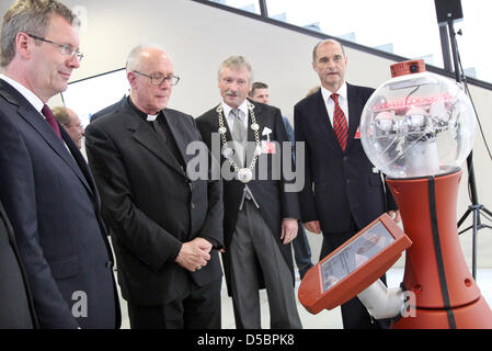 Deutsche Präsident Christian Wulff (L) und Erzbischof Jean-Claude Perisset (2-L), Apostolischer Nuntius in Deutschland, Roboter Cora (R) am Fraunhofer-Institut für digitale Medien Technologie (IDMT) in Ilmenau, Deutschland, 14. September 2010 begrüßen. Herr Wulff ist eine erste Tour durch alle Bundesländer und derzeit das Land Thüringen besuchen. Foto: JAN WOITAS Stockfoto