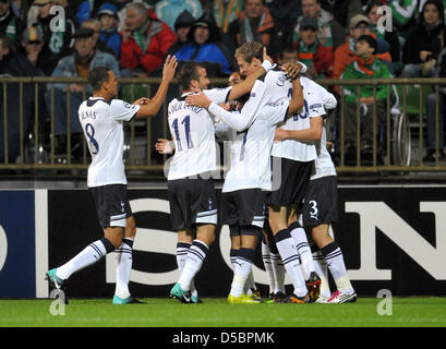 Werder Bremen steht Tottenham Hotspur im Champions-League-Gruppe A im Weser-Stadion in Bremen, Deutschland, 14. September 2010. Tottenham Peter Crouch (R) feiert mit der Mannschaft nach dem Führungstreffer erzielte. Foto: Carmen Jaspersen Stockfoto