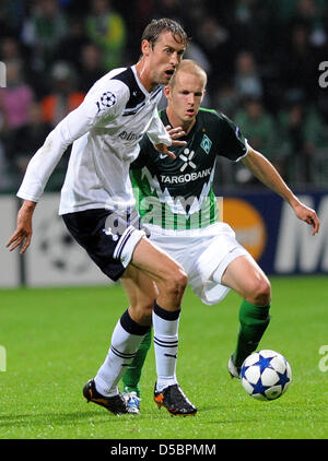 Werder Bremen steht Tottenham Hotspur in der Champions League Gruppe A an der Weser Stadiun in Bremen, Deutschland, 14. September 2010. Bremens Petri Pasanen (R) wetteifert um den Ball mit Tottenham Peter Crouch. Foto: Ingo Wagner Stockfoto