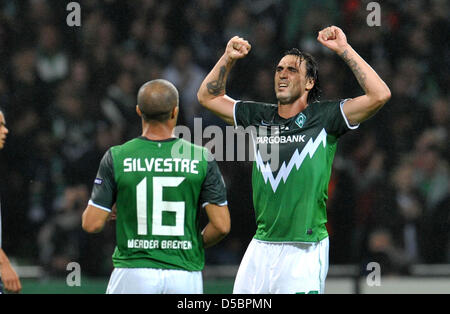 Werder Bremen steht Tottenham Hotspur in der Champions League Gruppe A an der Weser Stadiun in Bremen, Deutschland, 14. September 2010. Bremens Hugo Almeida (R) feiert mit Teamkollege Mikael Silvestre nach seinem Tor 1-2. Foto: Carmen Jaspersen Stockfoto