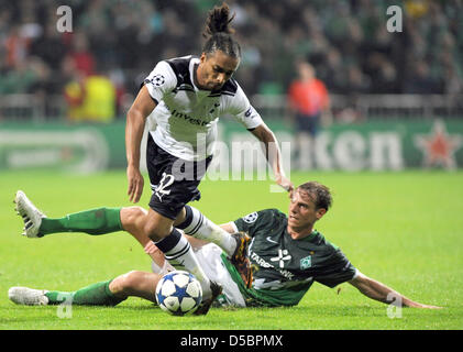 Werder Bremen steht Tottenham Hotspur in der Champions League Gruppe A an der Weser Stadiun in Bremen, Deutschland, 14. September 2010. Bremens Tim Borowski (R) wetteifert um den Ball mit Tottenham Benoit Rohrspatz-Ekotto. Foto: Ingo Wagner Stockfoto