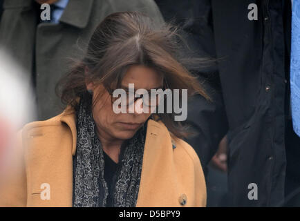 Prinzessin Caroline von Monaco lässt das Landgericht in Hildesheim, Deutschland, 13. Januar 2010. Prinzessin Caroline Bohrung Zeugnis, dass ihr Mann Ernst August Prinz von Hannover zweimal bei einem angeblichen Angriff vor 10 Jahren nicht mehr den Besitzer einer Diskothek in Kenia ins Gesicht schlug. Foto: PETER STEFFEN Stockfoto