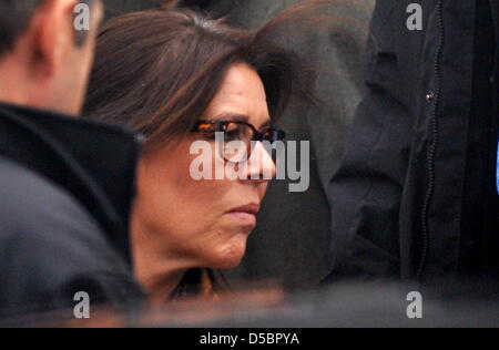 Prinzessin Caroline von Monaco lässt das Landgericht in Hildesheim, Deutschland, 13. Januar 2010. Prinzessin Caroline Bohrung Zeugnis, dass ihr Mann Ernst August Prinz von Hannover zweimal bei einem angeblichen Angriff vor 10 Jahren nicht mehr den Besitzer einer Diskothek in Kenia ins Gesicht schlug. Foto: JOCHEN LUEBKE Stockfoto