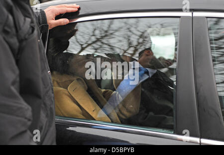 Prinzessin Caroline von Monaco lässt das Landgericht in Hildesheim, Deutschland, 13. Januar 2010. Prinzessin Caroline Bohrung Zeugnis, dass ihr Mann Ernst August Prinz von Hannover zweimal bei einem angeblichen Angriff vor 10 Jahren nicht mehr den Besitzer einer Diskothek in Kenia ins Gesicht schlug. Foto: PETER STEFFEN Stockfoto