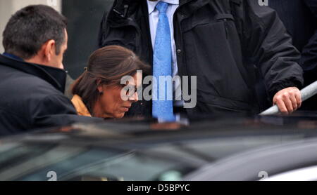 Prinzessin Caroline von Monaco lässt das Landgericht in Hildesheim, Deutschland, 13. Januar 2010. Prinzessin Caroline Bohrung Zeugnis, dass ihr Mann Ernst August Prinz von Hannover zweimal bei einem angeblichen Angriff vor 10 Jahren nicht mehr den Besitzer einer Diskothek in Kenia ins Gesicht schlug. Foto: JOCHEN LUEBKE Stockfoto