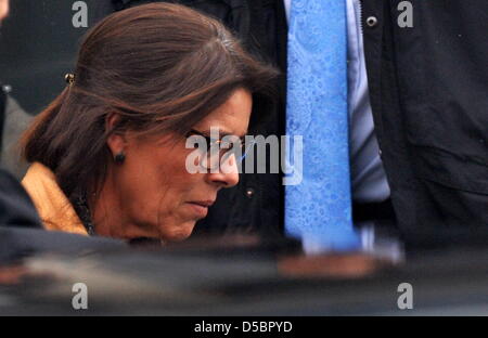 Prinzessin Caroline von Monaco lässt das Landgericht in Hildesheim, Deutschland, 13. Januar 2010. Prinzessin Caroline Bohrung Zeugnis, dass ihr Mann Ernst August Prinz von Hannover zweimal bei einem angeblichen Angriff vor 10 Jahren nicht mehr den Besitzer einer Diskothek in Kenia ins Gesicht schlug. Foto: JOCHEN LUEBKE Stockfoto