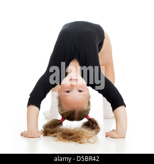 junges Mädchen Turnen auf weißem Hintergrund Stockfoto