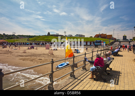 Eine bunte "Topper" Jolle auf Swanage Strand, neben dem "Banjo" Pier, Dorset England UK Stockfoto