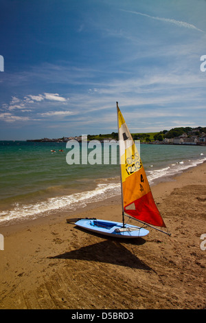 Eine bunte "Topper" Schlauchboot am Strand von Swanage in Dorset England UK Stockfoto