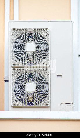 Das Klimagerät kondensierenden Einheit (CDU) mit Doppelventilator. Stockfoto