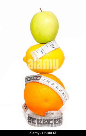 Pyramide von frischen Früchten mit Maßband isoliert auf weißem Hintergrund Stockfoto