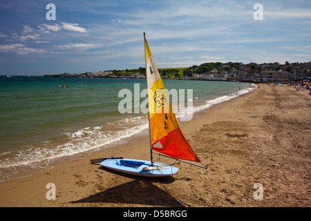 Eine bunte "Topper" Schlauchboot am Strand von Swanage in Dorset England UK Stockfoto