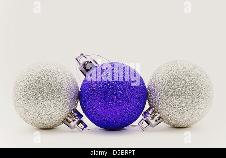 Sparkle Christbaumkugeln isoliert auf weiss Stockfoto