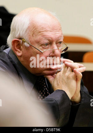 Guenther Maull, Anwalt des Angeklagten Nazi Death camp Wache sitzt John Demyanyuk (nicht abgebildet) in den Gerichtssaal in München, 14. Januar 2010. Der Vorsitzende Richter Ralph Alt, angekündigt, dass Demyanyuk nicht vor Gericht wegen der Kranken Gesundheit erscheinen würde. Demyanyuk, eine 89 Jahre alte ehemalige US Auto Arbeiter, Gesichter Gebühren dafür Kraft 27.900 Juden in Gaskammern im Vernichtungslager Sobibor Stockfoto