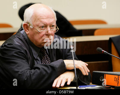 Guenther Maull, Anwalt des Angeklagten Nazi Death camp Wache sitzt John Demyanyuk (nicht abgebildet) in den Gerichtssaal in München, 14. Januar 2010. Der Vorsitzende Richter Ralph Alt, angekündigt, dass Demyanyuk nicht vor Gericht wegen der Kranken Gesundheit erscheinen würde. Demyanyuk, eine 89 Jahre alte ehemalige US Auto Arbeiter, Gesichter Gebühren dafür Kraft 27.900 Juden in Gaskammern im Vernichtungslager Sobibor Stockfoto