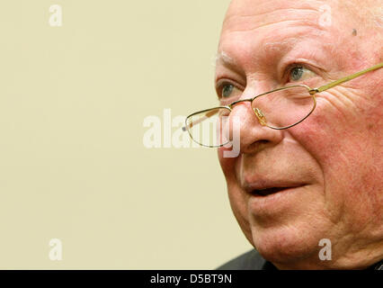 Guenther Maull, Anwalt des Angeklagten Nazi Death camp Wache sitzt John Demyanyuk (nicht abgebildet) in den Gerichtssaal in München, 14. Januar 2010. Der Vorsitzende Richter Ralph Alt, angekündigt, dass Demyanyuk nicht vor Gericht wegen der Kranken Gesundheit erscheinen würde. Demyanyuk, eine 89 Jahre alte ehemalige US Auto Arbeiter, Gesichter Gebühren dafür Kraft 27.900 Juden in Gaskammern im Vernichtungslager Sobibor Stockfoto