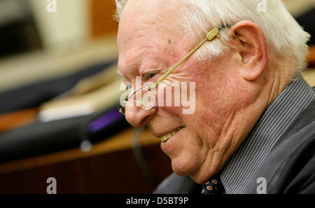 Guenther Maull, Anwalt des Angeklagten Nazi Death camp Wache sitzt John Demyanyuk (nicht abgebildet) in den Gerichtssaal in München, 14. Januar 2010. Der Vorsitzende Richter Ralph Alt, angekündigt, dass Demyanyuk nicht vor Gericht wegen der Kranken Gesundheit erscheinen würde. Demyanyuk, eine 89 Jahre alte ehemalige US Auto Arbeiter, Gesichter Gebühren dafür Kraft 27.900 Juden in Gaskammern im Vernichtungslager Sobibor Stockfoto