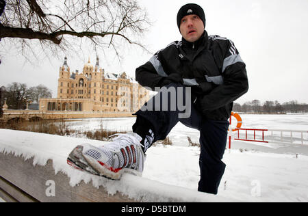 Nur Zwei Tage Nach Seiner Verurteilung Eishockeyfans Box-Weltmeister Jürgen cleverly bin Donnerstag (14.01.2010) Vor Dem Schweriner Schloss. Im Park des Schweriner passagenweise Drehte der Halbschwergewichtler Once Jogging-Runden. Zum Verfahren Vor Dem Amtsgericht Schwerin Und Dem Gakovo Äußerte Sich cleverly Allerdings Nach Wie Vor Nicht. Der Vorbestrafte Profi-Boxer Krieg anheizt Körperverlet Stockfoto