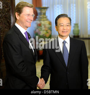 Chinese Prime Minister Wen Jiabao (R) GreetsGerman Foreign Minister Guido Westerwelle (L) in Peking, China, 15. Januar 2010. Während seiner ersten asiatischen Reise ist er nach zuvor Japan China besucht. Foto: Michael Hanschke Stockfoto