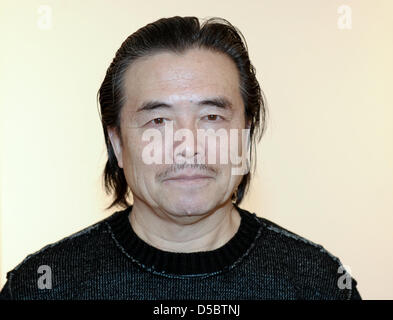 Der chinesische Künstler Xiaobai Su steht in der Langen Foundation in Neuss, Deutschland, 15. Januar 2010. Vom 17. Januar - 24. Mai 2010 allumfassenden Kunstwerken aus Xiaobai Su im Museum in der ehemaligen Rakete Station Hombroich eingeblendet. Foto: Franz-Peter Tschauner dpa Stockfoto