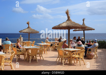 Cala Figuera, Spanien, Touristen auf der Terrasse eines Cafés in Cala Figuera Stockfoto