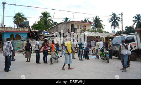 Zerstörte Gebäude und Vertriebenen Bürger in der Hafenstadt Jacmel, südlichen Haiti, 15. Januar 2010. Nach Not- und Entlastung Organisationen ist die Berichterstattung über die 16. Januar 2010 die Hälfte der Stadt in das jüngste Erdbeben zerstört worden. Ein Team der deutschen Hilfsorganisation "Diakonie Katastrophenhilfe" besucht Jacmel am 16. Januar berichtet, dass 35,000 Einwohner 5.000 f hatte Stockfoto