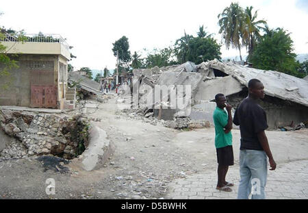 Zerstörte Gebäude und Vertriebenen Bürger in der Hafenstadt Jacmel, südlichen Haiti, 15. Januar 2010. Nach Not- und Entlastung Organisationen ist die Berichterstattung über die 16. Januar 2010 die Hälfte der Stadt in das jüngste Erdbeben zerstört worden. Ein Team der deutschen Hilfsorganisation "Diakonie Katastrophenhilfe" besucht Jacmel am 16. Januar berichtet, dass 35,000 Einwohner 5.000 f hatte Stockfoto