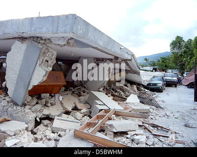 Zerstörte Gebäude in der Hafenstadt Jacmel, südlichen Haiti, 15. Januar 2010. Nach Not- und Entlastung Organisationen ist die Berichterstattung über die 16. Januar 2010 die Hälfte der Stadt in das jüngste Erdbeben zerstört worden. Ein Team der deutschen Hilfsorganisation "Diakonie Katastrophenhilfe" besucht Jacmel am 16. Januar berichtet, dass 35,000 Einwohner 5.000 in Emergen Unterschlupf gefunden hatte Stockfoto